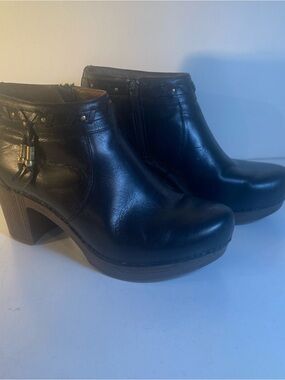 Dansko Dabney Black Leather Ankle Boots 3” Block Heel Tassels Size 10